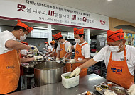 다이닝브랜즈그룹 임직원들, ‘맛마미아’ 앞세워 2년째 밥퍼 봉사