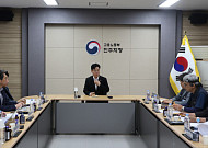 김영훈 노동부 장관, 화물연대-BGF 교섭장 방문⋯“원만한 교섭 지원”