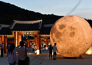 "궁궐 위에 달이 내려앉았다"…수원 화성행궁, 5월부터 밤 9시 반까지 문 연다