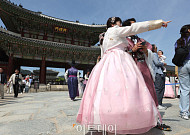 '황금 연휴' 중국-일본 관광객 20만명, 한국 찾는다 [포토]