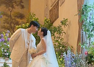 '문원과 결혼' 신지, 유부녀로 전한 첫 인사⋯"덕분에 결혼식 잘 마쳐, 감사하다"