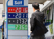 주유소 휘발유·경유 가격 6주 연속 동반 상승…국제유가 하락 반영 주목