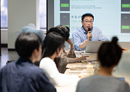 “시니어 비즈니스, 노후의 불안을 신뢰로 바꾸는 산업”