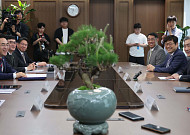 박홍근 장관, 신현송 한은 총재에 소나무 선물⋯"새로운 협력의 길 열자" [종합]