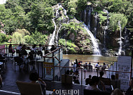 서울 낮 최고 31도…북적이는 홍제천 인공폭포 [포토]