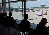 한풀 꺾인 고유가…내려가는 항공권 유류할증료 [포토]