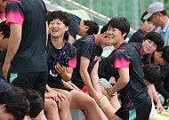 베일 벗은 북한 여자축구단 훈련...'웃는 모습' 처음 포착