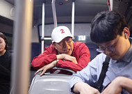 박형준, 선거운동 첫 일정은 심야버스…퇴근길 시민들과 소통