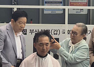박민식, 출정식서 삭발 결의…노모가 직접 머리 밀어
