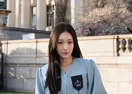 '신세계 장녀' 애니, 美컬롬비아 대학 졸업⋯본업 '올데프' 복귀 시동