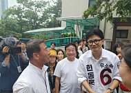 보수 진영 흔드는 '한동훈 현상'…팬덤 정치와 혁명 서사 교차