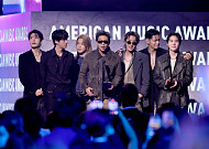 방탄소년단, 완전체로 AMA 휩쓸었다⋯'올해의 아티스트' 포함 3관왕 [종합]