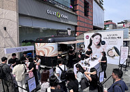 “정답은 글로벌 1위 팩트”...AGE20’S, 홍대 올리브영 팝업서 2030·외국인 공략[가보니]