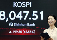 종전 기대감·반도체 재평가…코스피, 진짜 ‘8000피’ 열었다