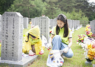 전북은행목련회, 국립임실호국원서 ‘1사1묘역 가꾸기’ 봉사