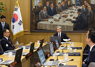 전문가 13인, 금리인상 전망 엇갈려⋯무게추는 일단 '동결'로 [금통위폴]