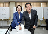 이재준 "오늘의 한표가 수원의 미래 바꾼다"…사전투표 첫날 행궁동서 투표
