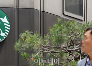 '초록색 세이렌 로고를 향한 달라진 시선' [한컷]