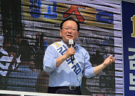 “대구 안 변하면 더 뒤처진다”⋯칠성시장 찾아 호소한 김부겸