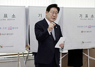 대통령 ‘투표지 노출’ 논란, 관리관만 못보면 문제 없다?