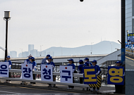 영도대교 파란물결, 김철훈·더불어민주당 원팀 집중 유세에 출근길 눈길 집중