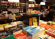 상반기 도서시장, 영화·AI·10대 독자가 판 흔들었다