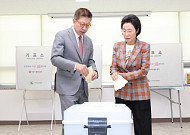 박형준 “부산 미래 결정하는 선거”…배우자와 본투표 완료