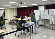 "정당보다 일할 사람" 무더위 속 투표소 찾은 시민들...곳곳서 소란도 잇따라