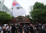 '투표함 반출 저지' 시위 속 잠실 투표소 관계자 병원 이송