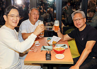 젠슨 황의 ‘삼쏘’ 만찬…주류업계, 테이블 위 ‘소맥 전쟁’ 막 올랐다