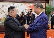 靑 "시진핑 방북 주시…한반도 평화 기여 기대"