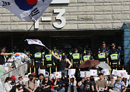 尹 탄핵 대리 변호사, '투표지 부족' 헌법소원 제기…"3만5000명 참여"