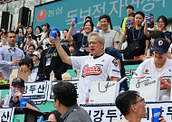 ‘끝없는 치킨 사랑꾼’ 젠슨 황, 잠실구장서도 BBQ 113마리 주문