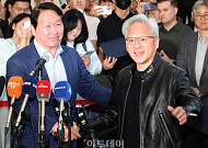 손 잡은 젠슨 황-최태원, 공동 기자회견 [포토]
