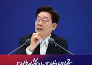 李 “초과세수, 미래세대 위한 투자해야…국가부채 상환? 바보같은 짓”