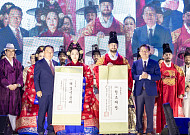 화성행궁 광장 들썩…정조대왕 능행차 새얼굴, 역사 속으로 걸어 들어가다