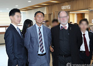 ‘출국정지’ 모스 탄, 행정소송 첫 변론서 재판부 기피신청