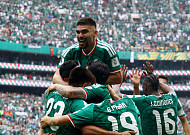 개막전부터 레드카드 3장 '퇴장쇼'…멕시코, 남아공 2-0 제압 [북중미 월드컵]