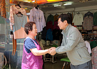 이상일 용인특례시장, 백암5일장 직접 찾았다…"실질 주차대책 마련"