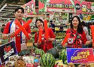 [포토] 농협유통, 수박 할인·앱 쿠폰 증정 ‘응원전’