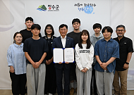 장수군 청소년, 최훈식 군수에 모의투표 당선증 전달