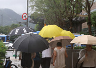 무더위 꺾고 전국 비⋯제주 최대 250㎜·강원 150㎜ 폭우 [날씨]