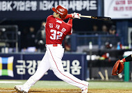 SSG 김재환, 역대 59번째 3연타석 홈런…7타점 폭발