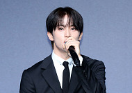 마크, '인종차별 티셔츠' 논란 일파만파⋯소속사 "진심으로 사과"