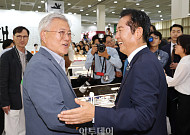 문재인ㆍ오세훈도 찾은 서울국제도서전⋯15만 명 흥행에도 논란 '시끌'