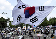 평일엔 일상, 주말엔 ‘재선거’…홍대로 옮겨간 청년 집회  [잠실 개표소 시위①]
