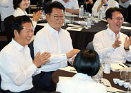 한 테이블 앉은 與 당권주자들…전대 앞두고 미묘한 신경전