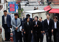 한성숙 총리, 취임 후 첫 주말 행보…대학가 원룸촌 방문·청년 간담회