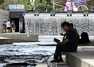 "장마 맞아?" 푹 찌는 더위에 청계천 찾은 시민들 [포토]