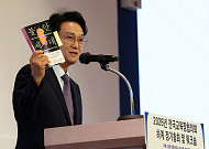 '불안세대' 책 들어올린 안민석…"폰 내려놓는 순간 교실이 살아난다"